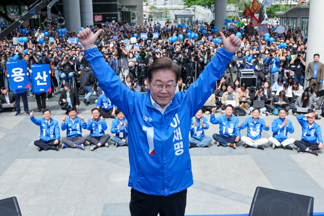이재명 후보, 양손 엄지척<YONHAP NO-5171>