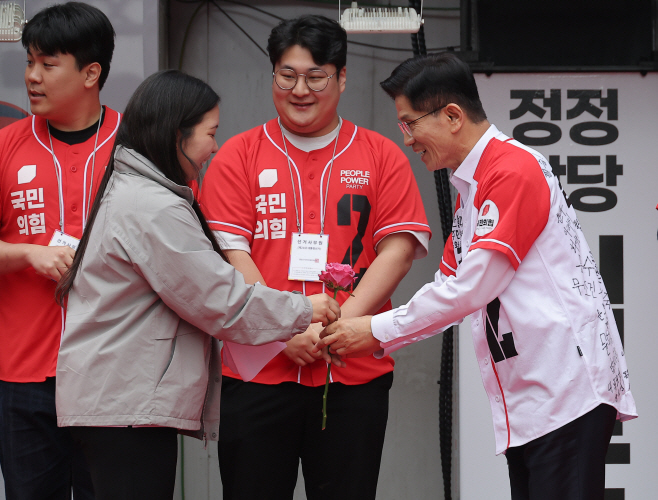 장미꽃 받는 김문수 후보<YONHAP NO-4443>