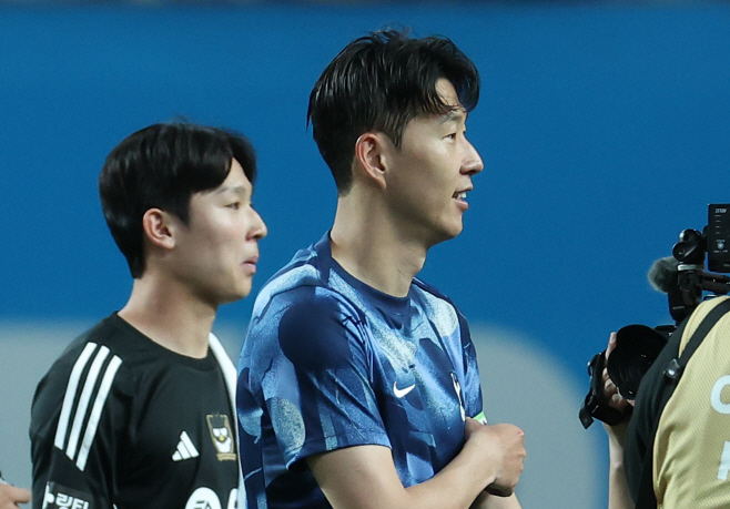 나란히 걷는 손흥민과 양민혁<YONHAP NO-7964>