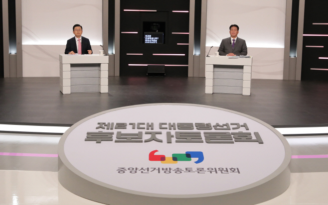 토론회 참석한 황교안-송진호 후보<YONHAP NO-6829>