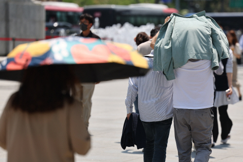 따가운 햇빛 피해<YONHAP NO-6432>