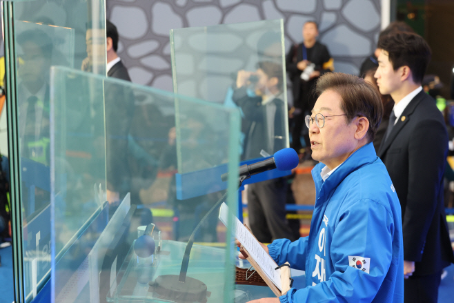 홍대 거리에서 유세하는 이재명 후보<YONHAP NO-5850>