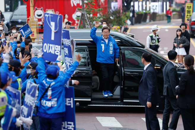 홍대 거리 유세 나서는 이재명 후보<YONHAP NO-5790>