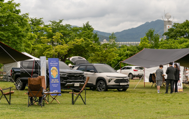 [사진 1] ‘2025 코베아 캠핑 페스티벌’에 전시된 쉐보레 콜로라도(All New Colorado)와 트레일블레이저(The New Trailblazer)