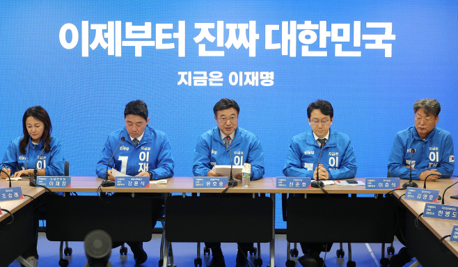 발언하는 윤호중 총괄본부장<YONHAP NO-2626>