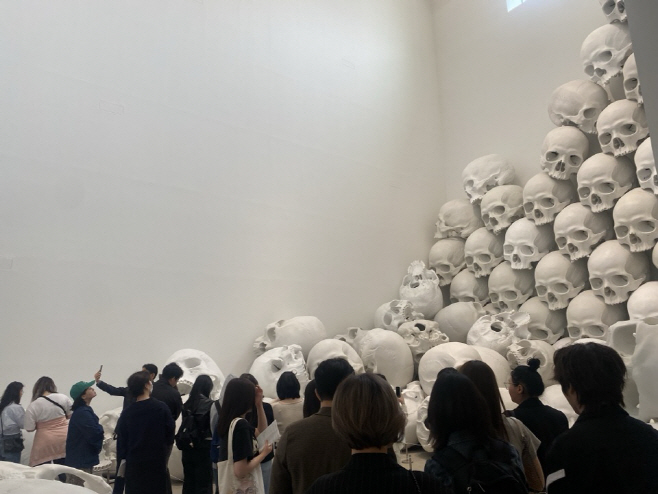 MMCA_론 뮤익_관람객 21만 돌파_전시 관람모습(5)