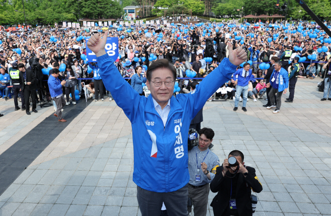 이재명 후보, 고양 일산문화광장서 엄지척<YONHAP NO-4015>