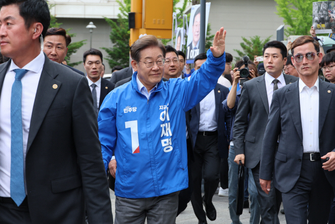 파주 시민들에게 인사하는 이재명 후보<YONHAP NO-4168>