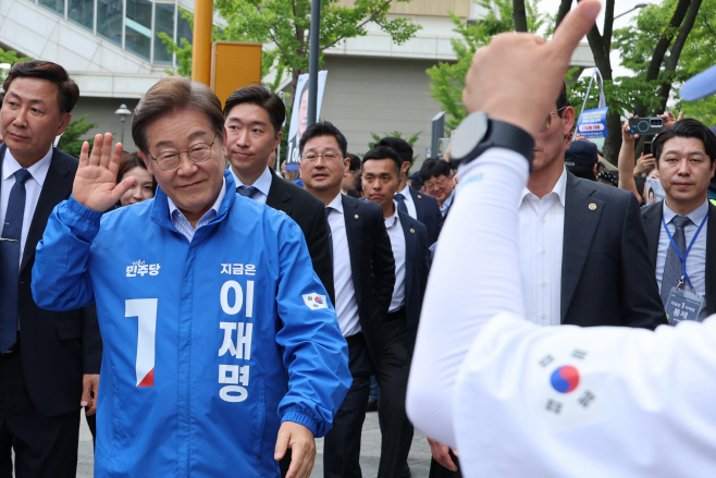 파주 시민들에게 인사하는 이재명 후보<YONHAP NO-4363>