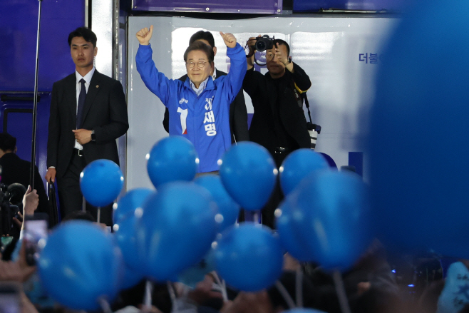 지지자 향해 인사하는 이재명 후보<YONHAP NO-4884>