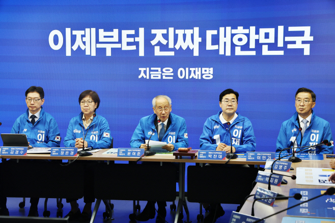 발언하는 윤여준 총괄선대위원장<YONHAP NO-2552>