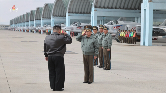 북한 김정은, 공군 방공ㆍ공습훈련 지도<YONHAP NO-4878>