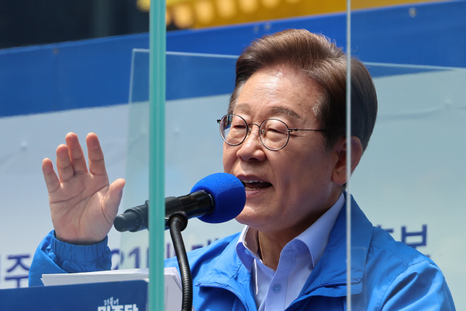 인천시민들에게 지지 호소하는 이재명 후보<YONHAP NO-3725>