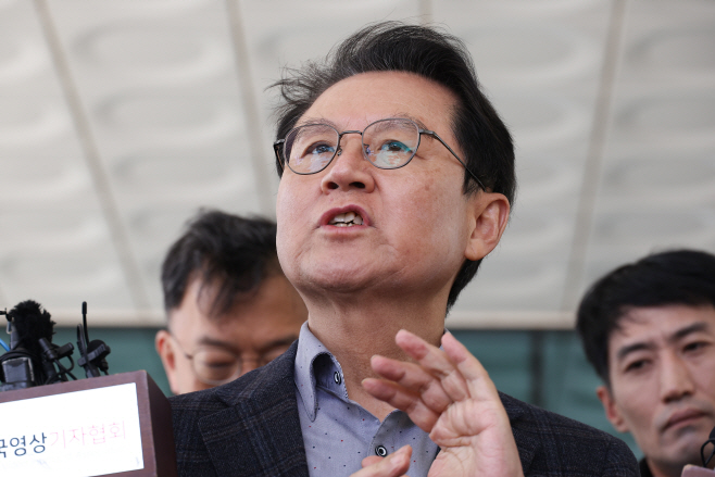 윤 대통령 변호인단 윤갑근 변호사 기자회견<YONHAP NO-5029>