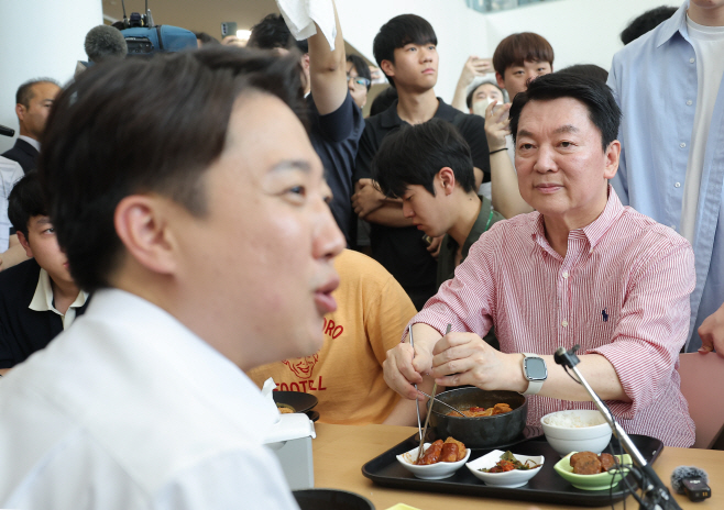 이준석 후보 바라보는 안철수 의원<YONHAP NO-3447>