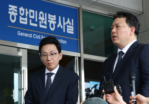 SKT 고발인 조사 출석하는 변호사들<YONHAP NO-3893>