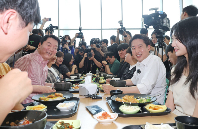 웃으며 학식 먹는 이준석 후보-안철수 의원<YONHAP NO-3401>