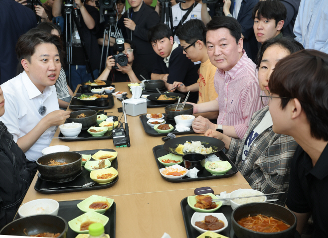 학식 먹으며 대화 나누는 이준석 후보-안철수 의원<YONHAP NO-3437>