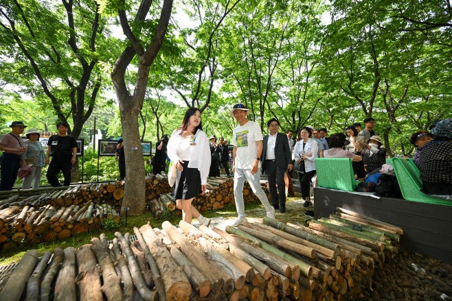 [포토] 2025 서울국제정원박람회 관람하는 오세훈 서울시장