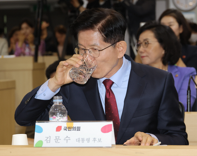 물 마시는 김문수 후보<YONHAP NO-5438>