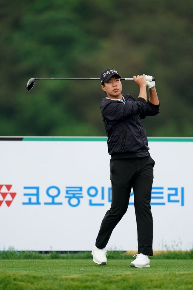 정유준이 티샷을 날리고 있다. 코오롱 한국오픈 조직위