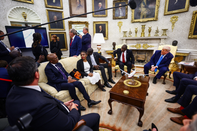 TRUMP RAMAPHOSA <YONHAP NO-1418> (UPI)
