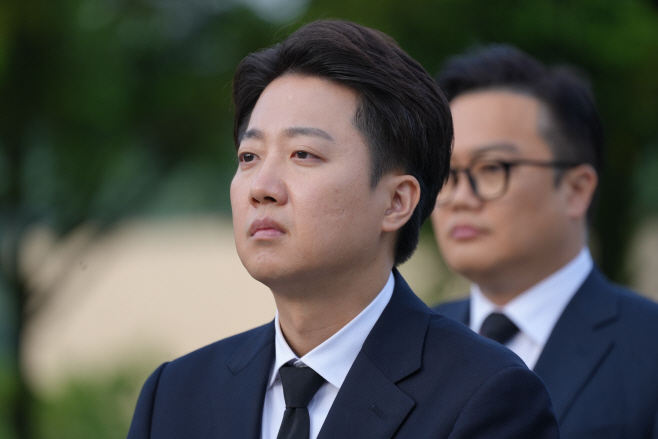 이준석 후보, 봉하마을 방문<YONHAP NO-2816>