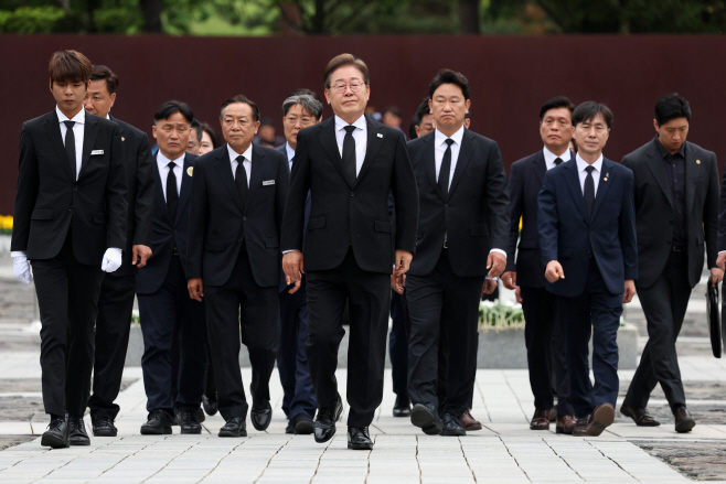 노무현 전 대통령 묘역 참배 마친 이재명 후보<YONHAP NO-3536>