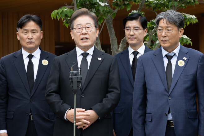 노무현 전 대통령 관저 앞 백브리핑 하는 이재명...<YONHAP NO-3703>