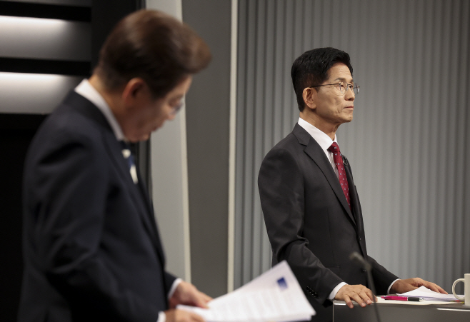 대선 2차 후보자 토론회 준비하는 이재명-김문수...<YONHAP NO-4862>