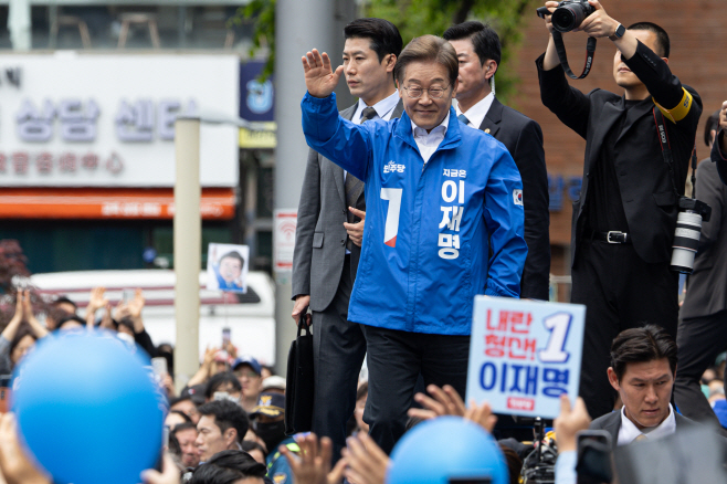 부천시민들에게 인사하는 이재명 후보<YONHAP NO-5391>