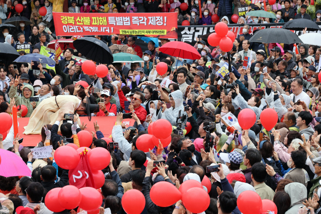 안동 시민 향해 절하는 김문수 후보<YONHAP NO-5523>