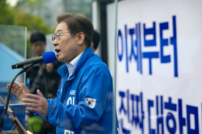 안양 시민들에게 지지 호소하는 이재명 후보<YONHAP NO-5645>