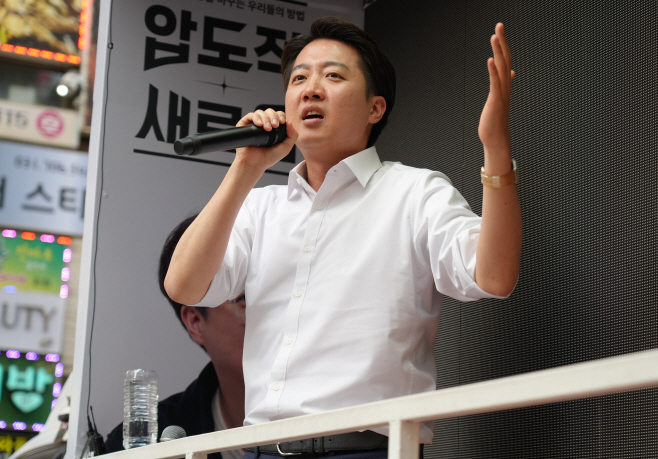 서현역 찾아 지지 호소하는 이준석 후보<YONHAP NO-6060>