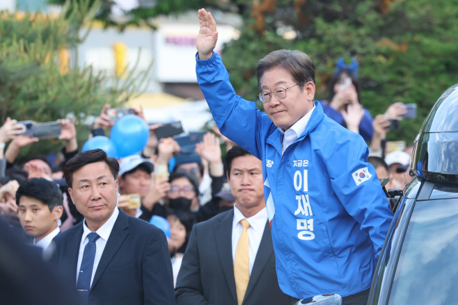 손 흔드는 이재명 후보<YONHAP NO-6089>