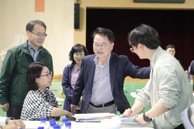 육동한 시장 선거공보물 작업 격려 (2)