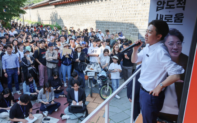 거리 유세하는 이준석 후보<YONHAP NO-4883>