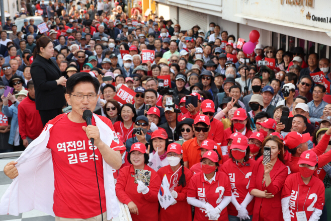 김문수 후보, 서산서 지지 호소<YONHAP NO-4976>