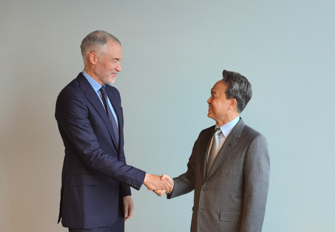 [사진2] 신한금융 진옥동 회장, 골드만삭스와 WM·IB 전략 논의 “글로벌 수익모델 벤치마킹 나섰다”(25.05.23)