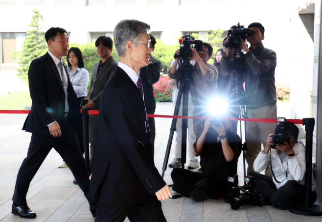 대법원 들어서는 조희대 대법원장