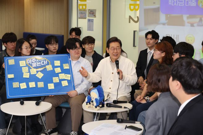 이재명 후보, 대학생과 간담회<YONHAP NO-4361>