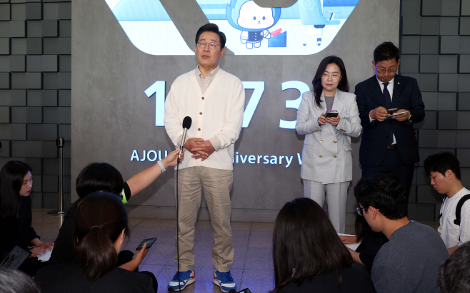 취재진 질문에 답변하는 이재명 후보<YONHAP NO-4535>