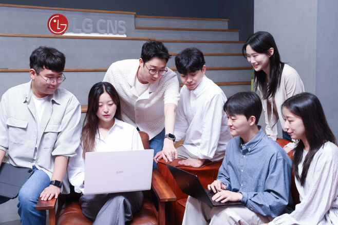 [사진] LG CNS AI센터 전문가들이 아이디어를 공유하는 모습