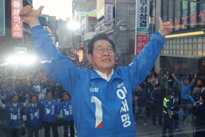 이재명 후보, 천안 유세<YONHAP NO-5338>