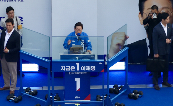 천안 시민들에게 지지 호소하는 이재명 후보<YONHAP NO-5371>