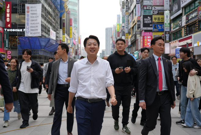 성남 서현역 방문한 이준석 후보<YONHAP NO-6059>