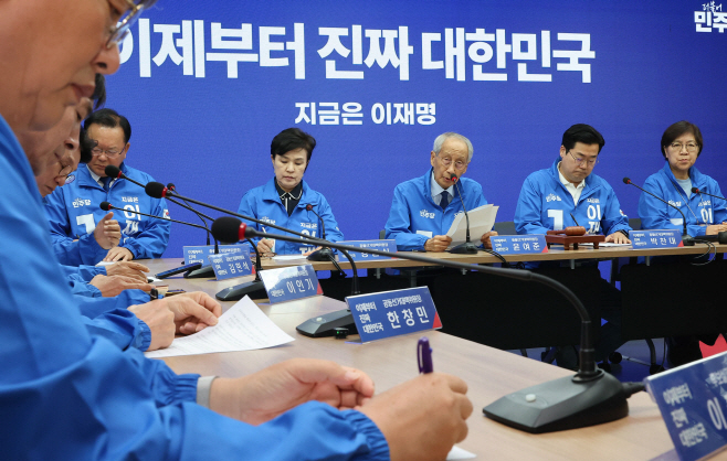 발언하는 윤여준 총괄선대위원장<YONHAP NO-3335>