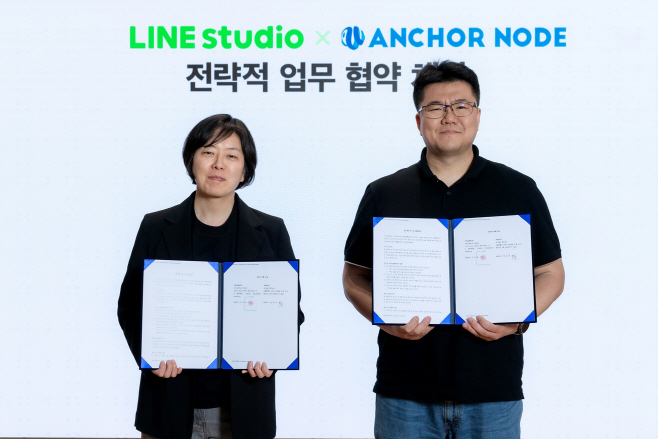 [이미지] 라인스튜디오, 앵커노드와 게임 개발 AI 솔루션 업무협약 (MOU) 체결_(왼쪽부터) 라인스튜디오 대표 이정원, 앵커노드 대표 원재호