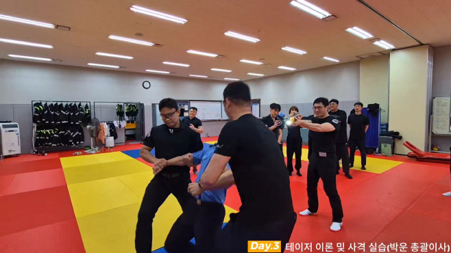 테이저건 충격을 직접 체험하고 있는 교육생들.2