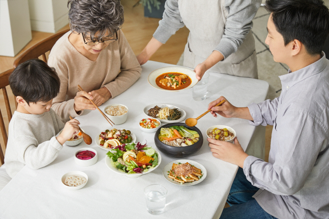 1) 현대그린푸드_그리팅_메디푸드를 활용해 식사하고 있는 모습